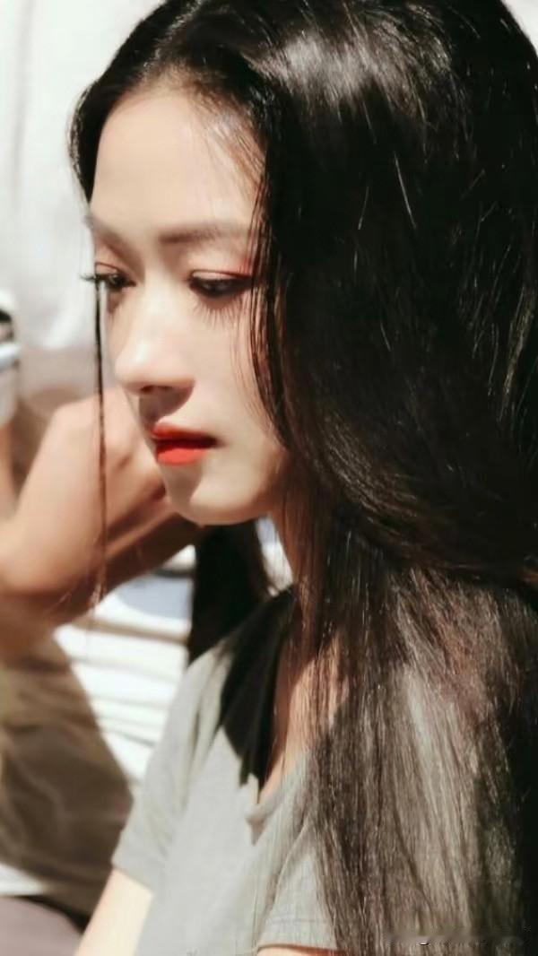 这张脸太绝了，长在我的审美点上。