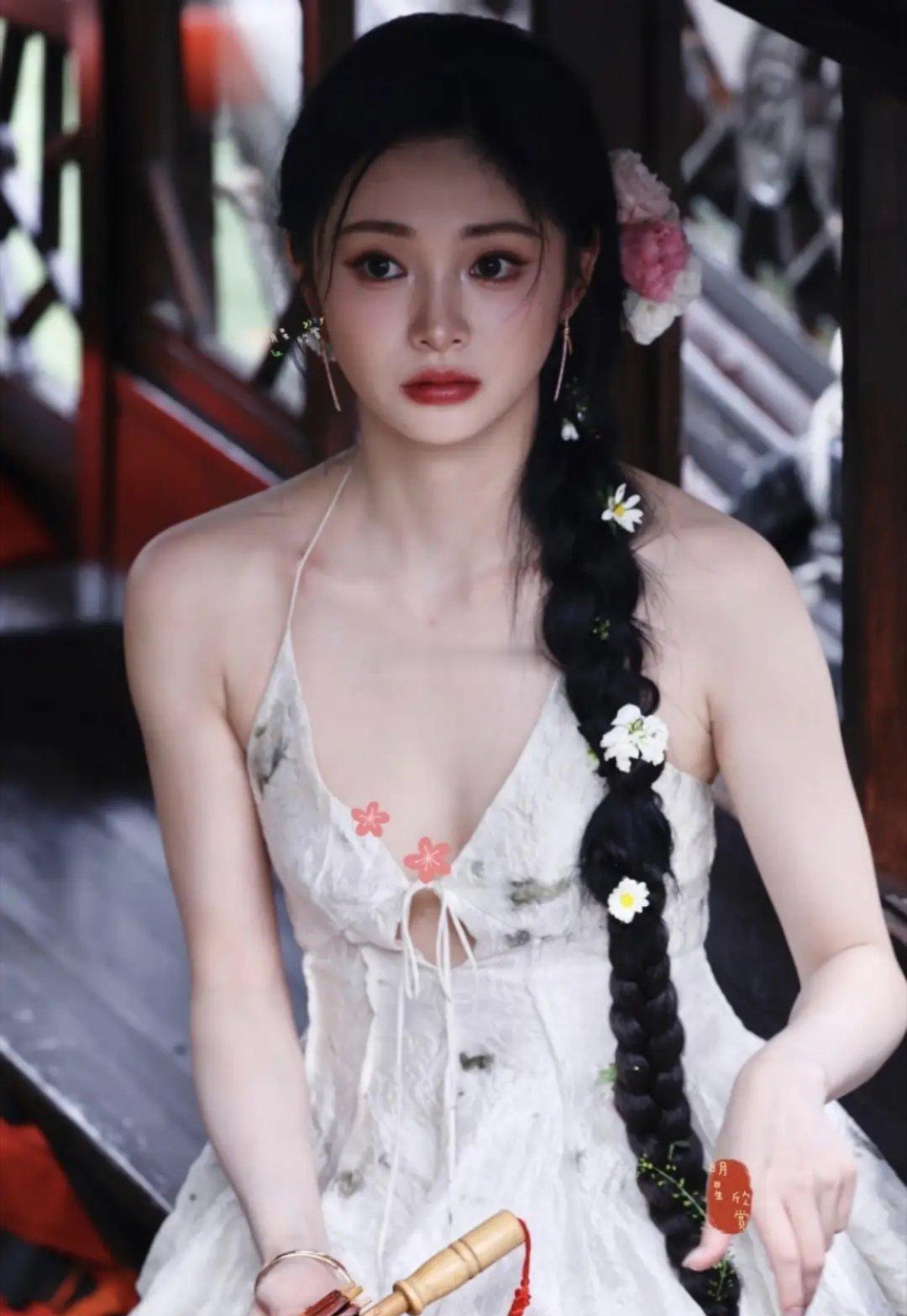 周洁琼古镇被偶遇本人皮肤白皙好美的背，穿吊带套装裙温柔漂亮！！！！！