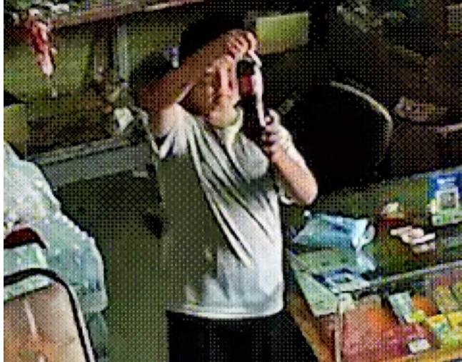 陕西咸阳，一家小卖部里，老板有点感冒觉得没人来买东西，就回屋休息了一会，没想到，