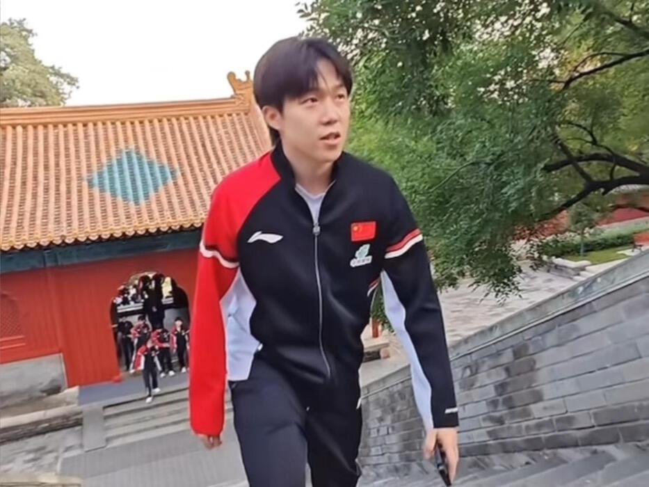 大头一个劲的吐槽这抽签仪式，北京大满贯，这个抽签仪式，还要爬山，看孙颖莎爬上去也