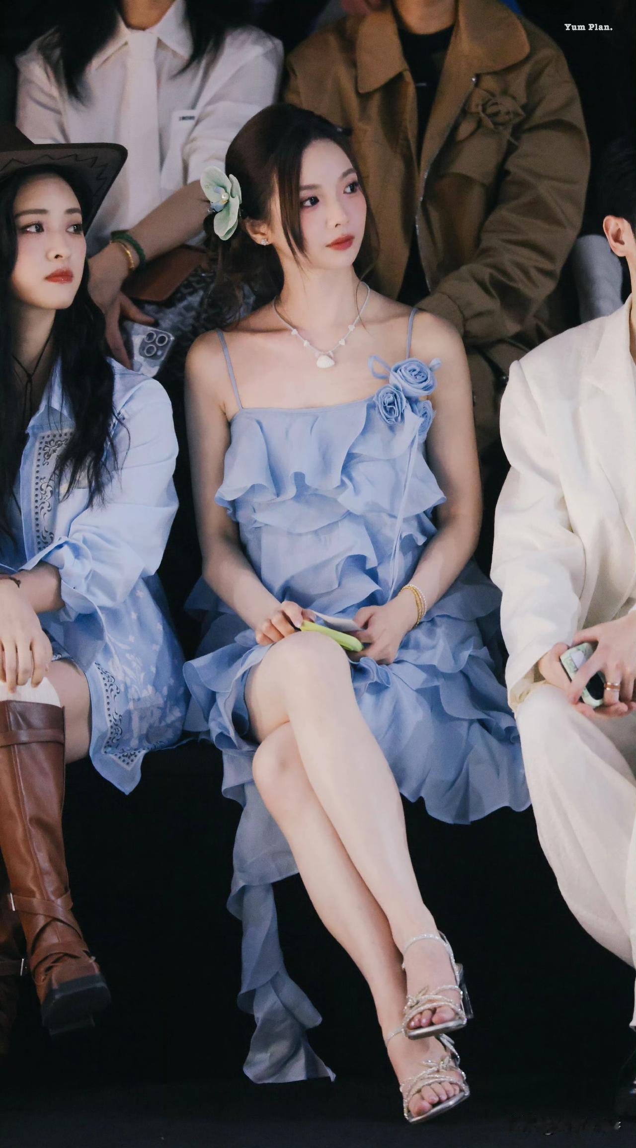 许杨玉琢清凉穿搭，尽显清纯甜美的气质。她旁边的美女是谁呢？大家有认识的吗？