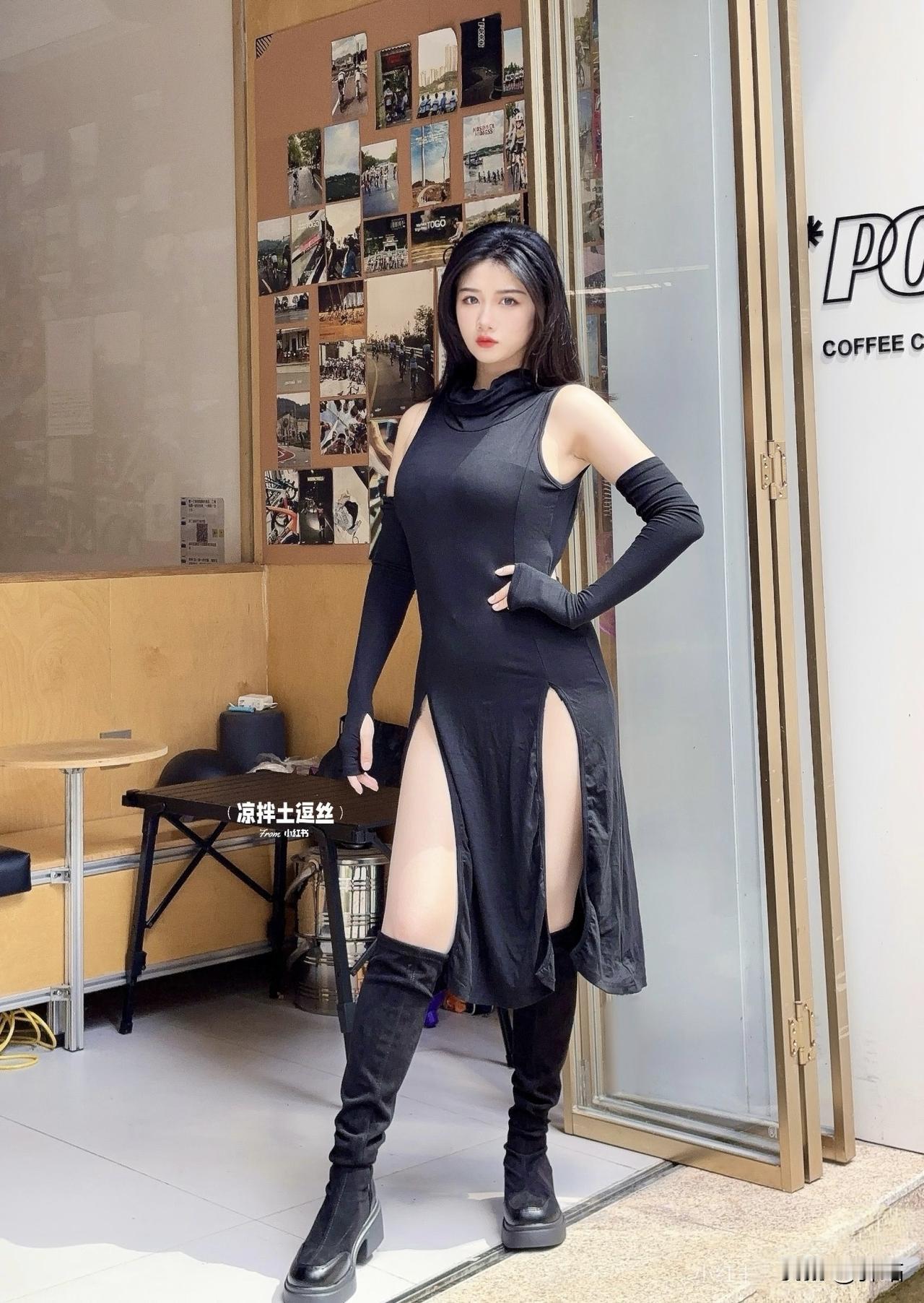 美图欣赏，看图写诗，情感解读《黑裙凝夜》七言绝句：玄衣曳地影生凉，露