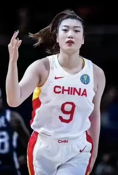 现在很多人都在责怪宫鲁鸣，说把李梦开除出国家队是胡乱决定，是瞎拍板。但实际情况到