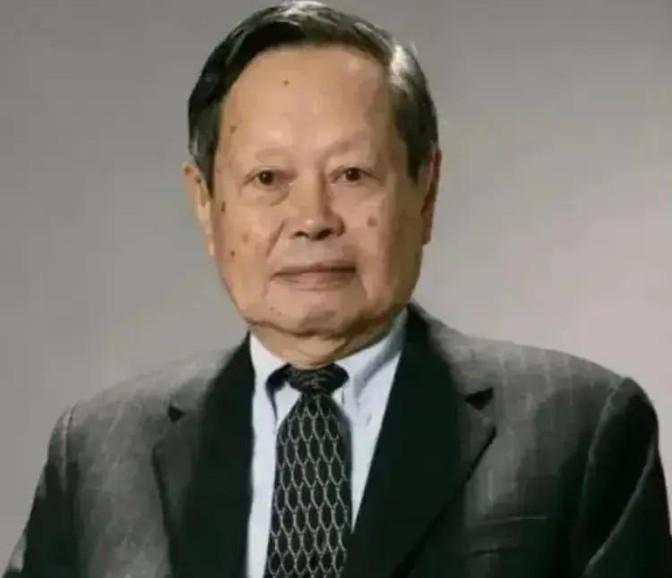 2012年，杨振宁曾顶着骂名阻止建造2000亿的大型粒子对撞机，这也惹怒了中科院