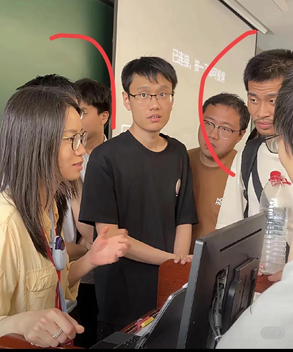 我总算看懂韦东奕这个眼神了。他看到王虹眼睛都有神，他嘟噜噜说了一堆后，王虹说: