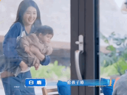 白鹿抱着小朋友的样子也太有爱了，她居然比小朋友还要可爱！白鹿乃稀世之物,到哪里寻