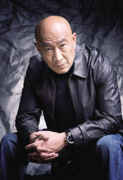 2002年，孙红雷还在拍《征服》的时候，下班在饭馆吃饭时，被一群人给堵住了，那人