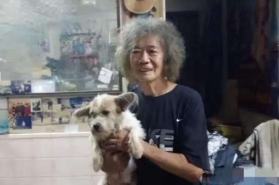 香港最败家的富二代非郑六三莫属。他出身于富裕家庭，父母经营公司积累了大量财富。