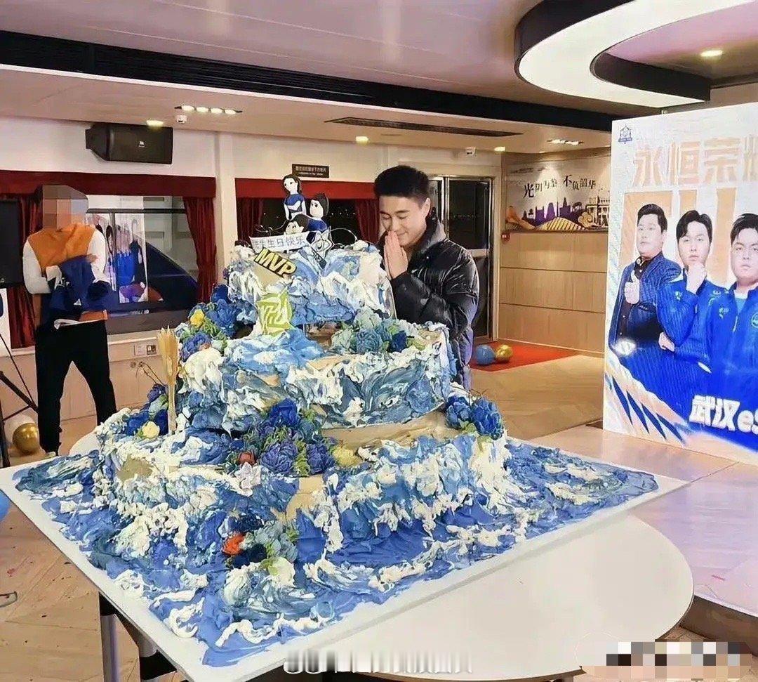 有钱人的世界我不懂，这么大的生日蛋糕肯定很贵，但看着一点也勾不起人食欲。