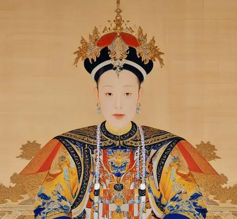 1705年，90岁的苏麻喇姑去世。康熙传召让十二阿哥替她守灵念经。太监一下蒙了，