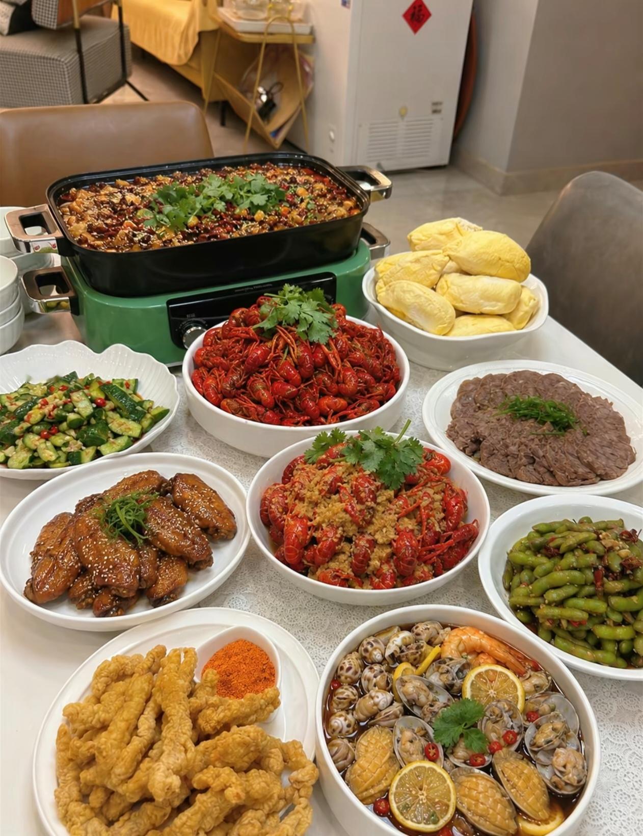 应邀去表姐家吃家宴，一桌子菜色香味俱全，个个都是下饭好菜，味道特别好。一桌饭菜
