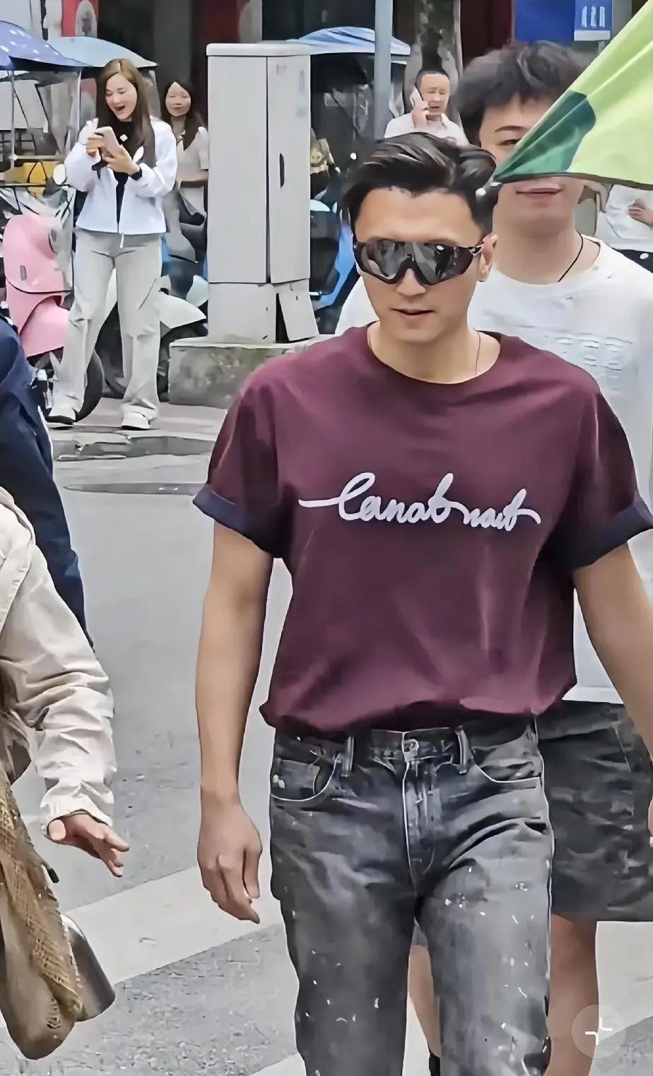 又学到了！香港最后一位天王巨星谢霆锋告诉我们：男人穿短袖，要扎进牛仔裤里面，