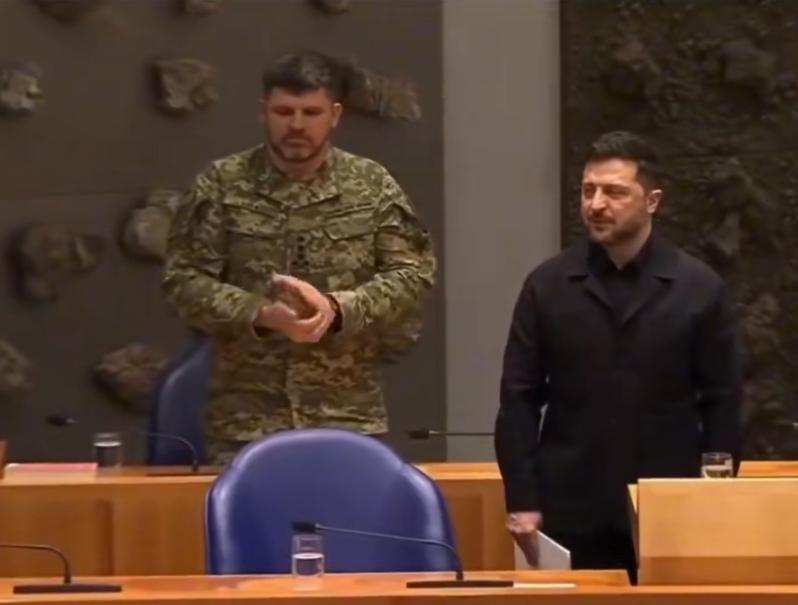 泽连斯基在荷兰议会发言，再次受到热烈的掌声！全体起立，给了泽连斯基极大的鼓舞！