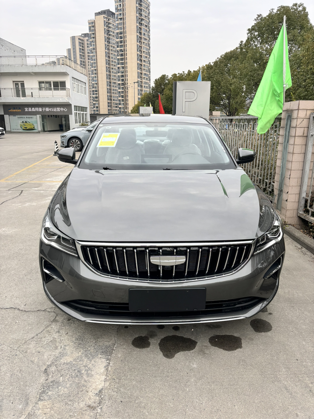 看了很久买了吉利帝豪原本看的是星瑞，很多人吐槽星瑞就是大帝豪，第一次去看的时候