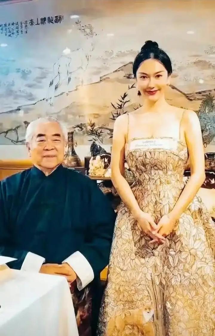 画家范曾又把自己“炒”火了！国画大师范曾今日在微博上发表声明，表示与