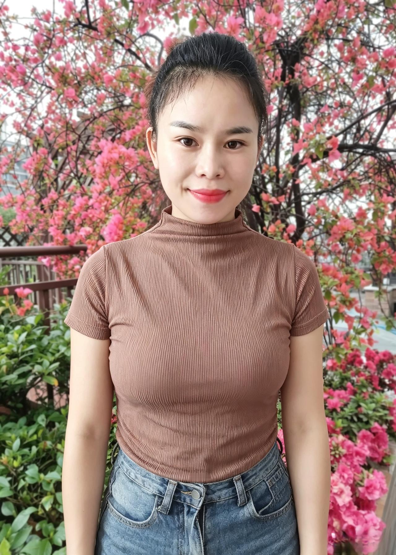 棕衫简约衬芳容，满树繁花照影浓。淡语清姿尘不染，嫣然一笑沐春风。