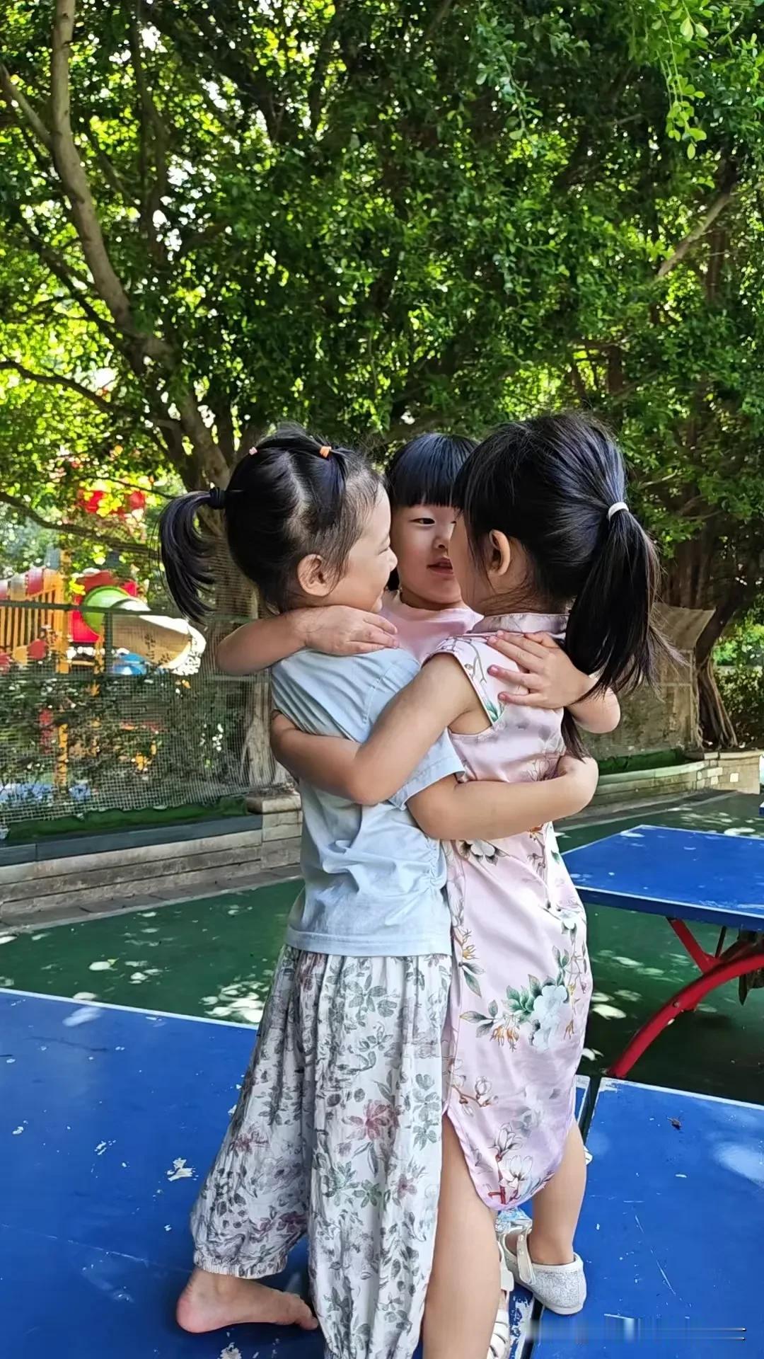 女人生孩子还是要趁早，年龄大了生孩子，真的会让自己的地位很尴尬。昨晚在小区公