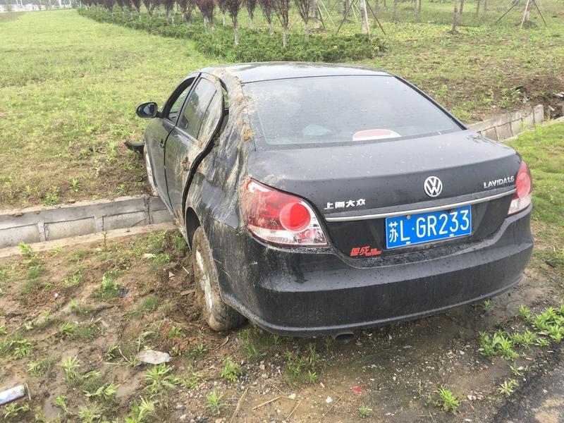 江苏张家港这事儿太离谱了！男子卢某跟朋友喝酒后，不听劝独自开车回家。到小区停好车