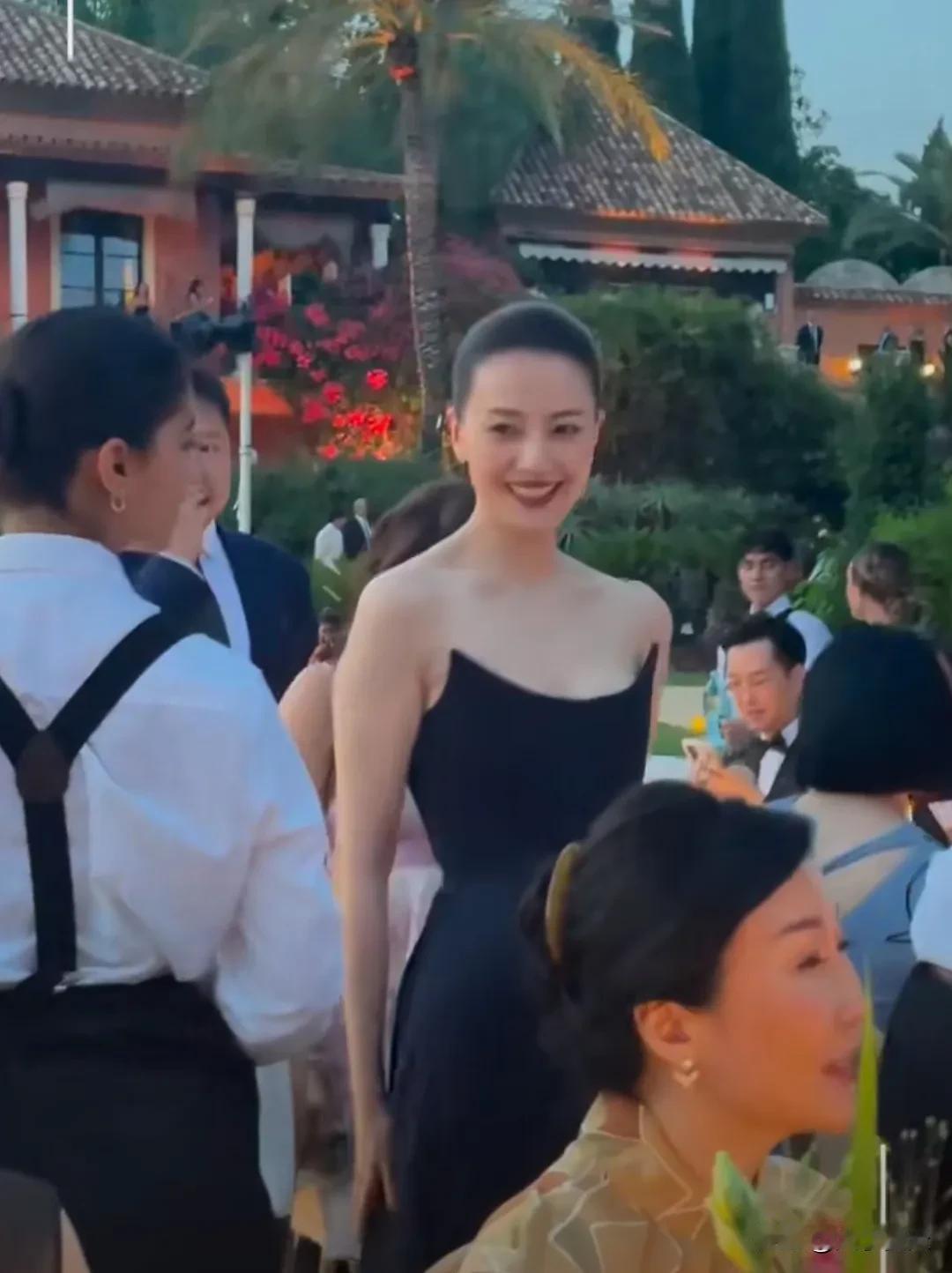 人与人的审美真的不一样，个人觉得高圆圆无比的好看，大气，黑色很适合她。一点不干巴
