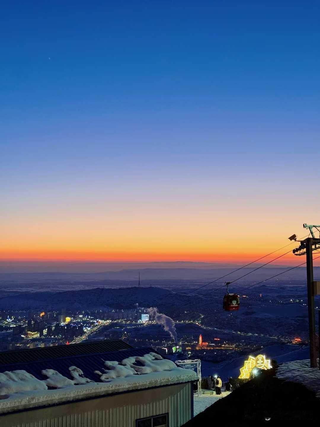 冬日的阿勒泰阿勒泰的冬天，是极致的冷，也是极致的美。天地一色，苍