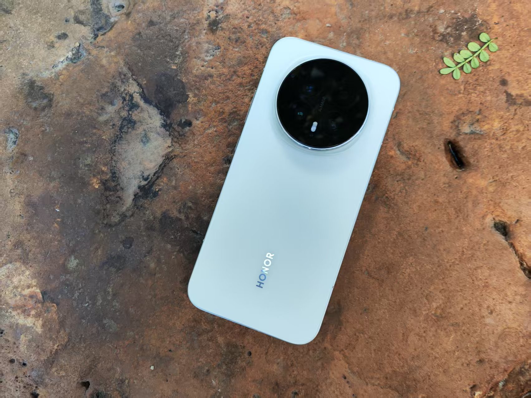 今年标准版里杀出一匹黑马，影像实力直接拉满，恐怕难有对手！刚上手荣耀Magic8