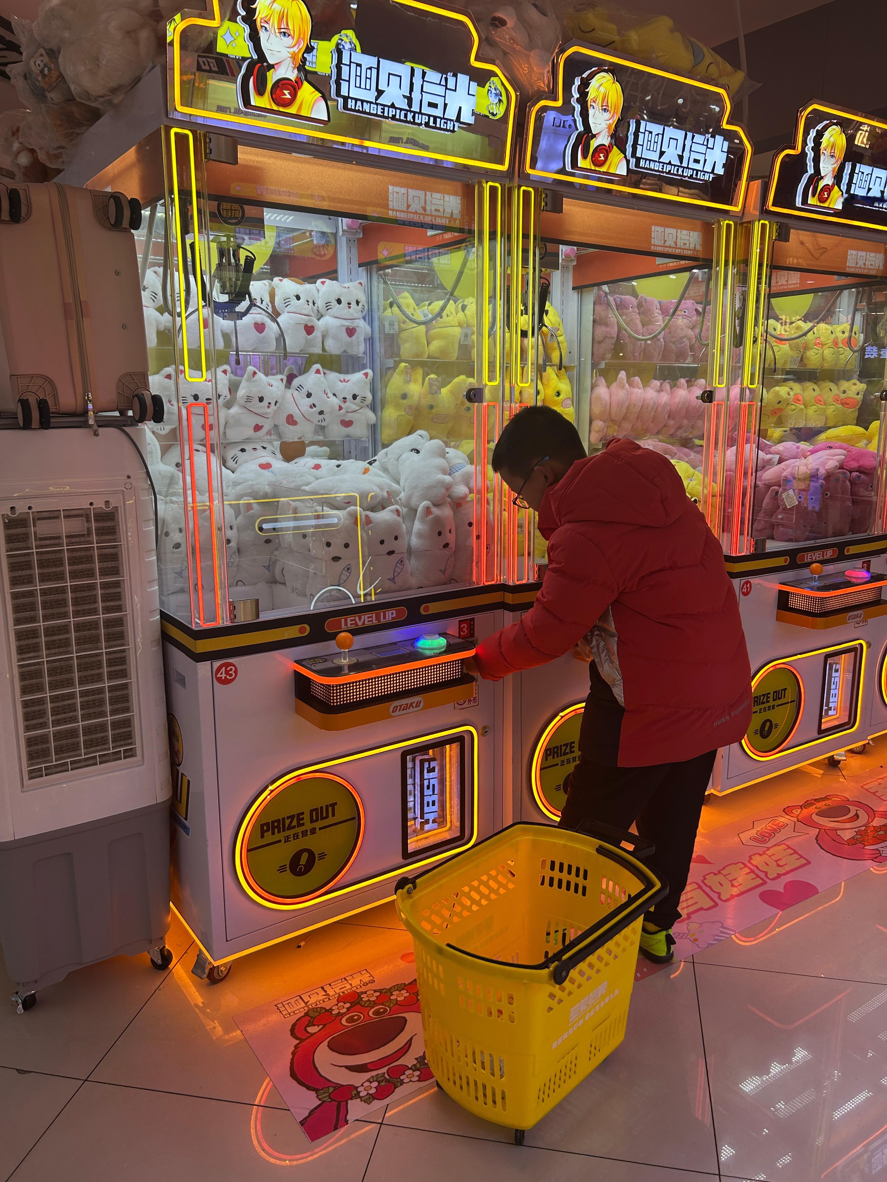 两个在宝宝餐厅门口自我羞耻了一分钟！嗯！还是进去吃吧！吃完抓娃娃～娃娃抓一抓～