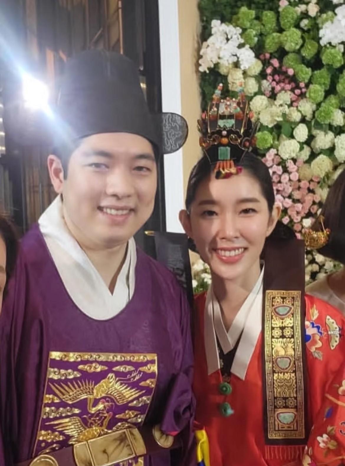 泰国首富正大谢氏这场世纪婚礼，细节真的拉满了！西式部分先是双方母亲点燃红蓝蜡烛