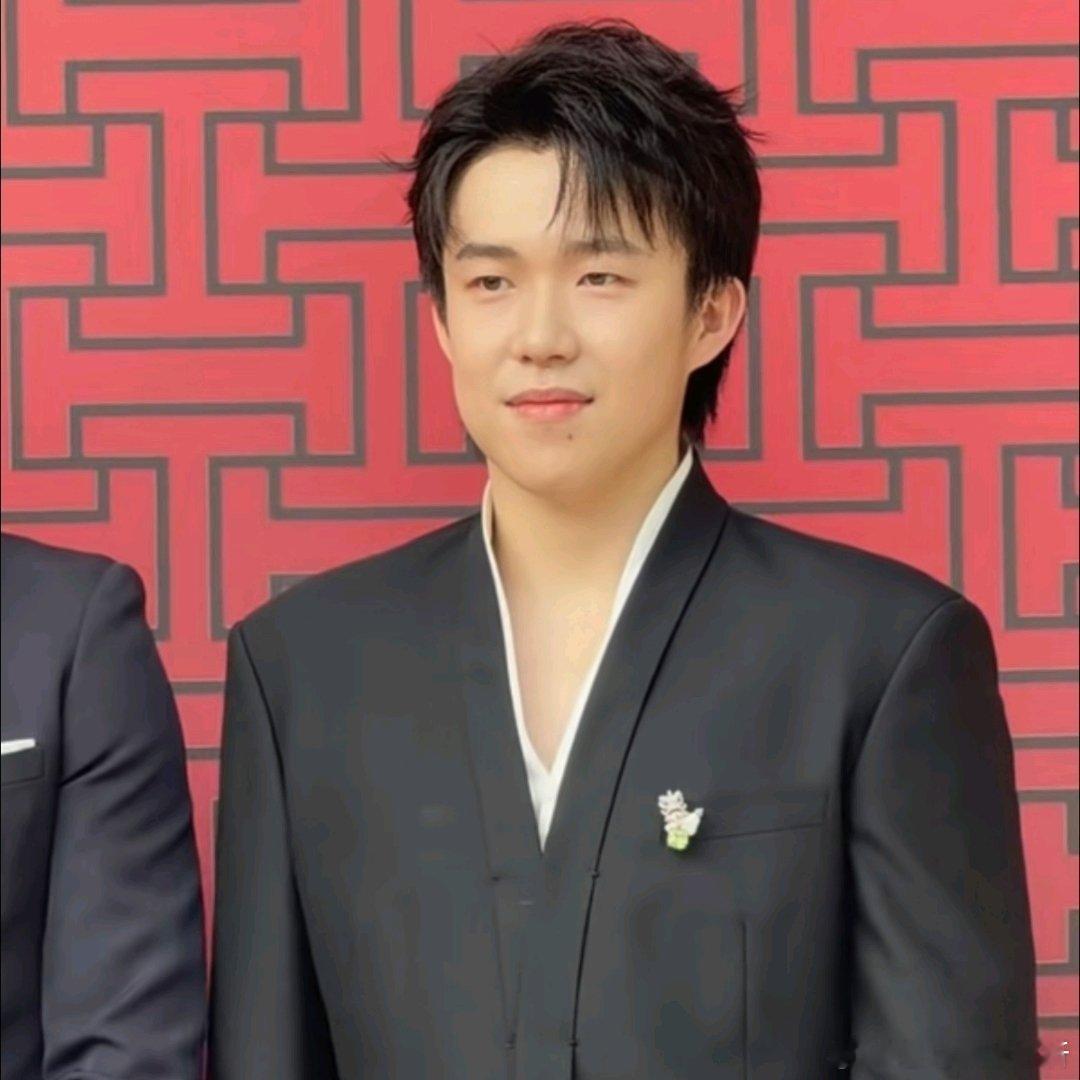 生无可恋！张本智和输梁靖崑后绝望瘫坐：眼神呆滞本想当场复仇5月11日凌晨，世乒