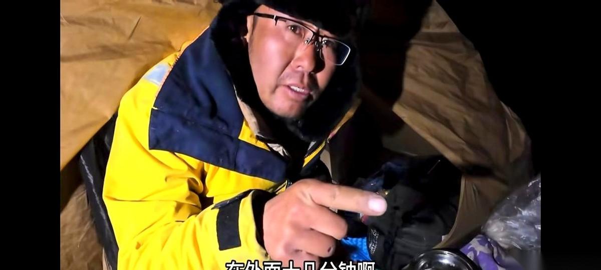 老叶说，房东要是真不让他住，把他撵出去，他会掉眼眼泪的。一个大男人，对着直播镜