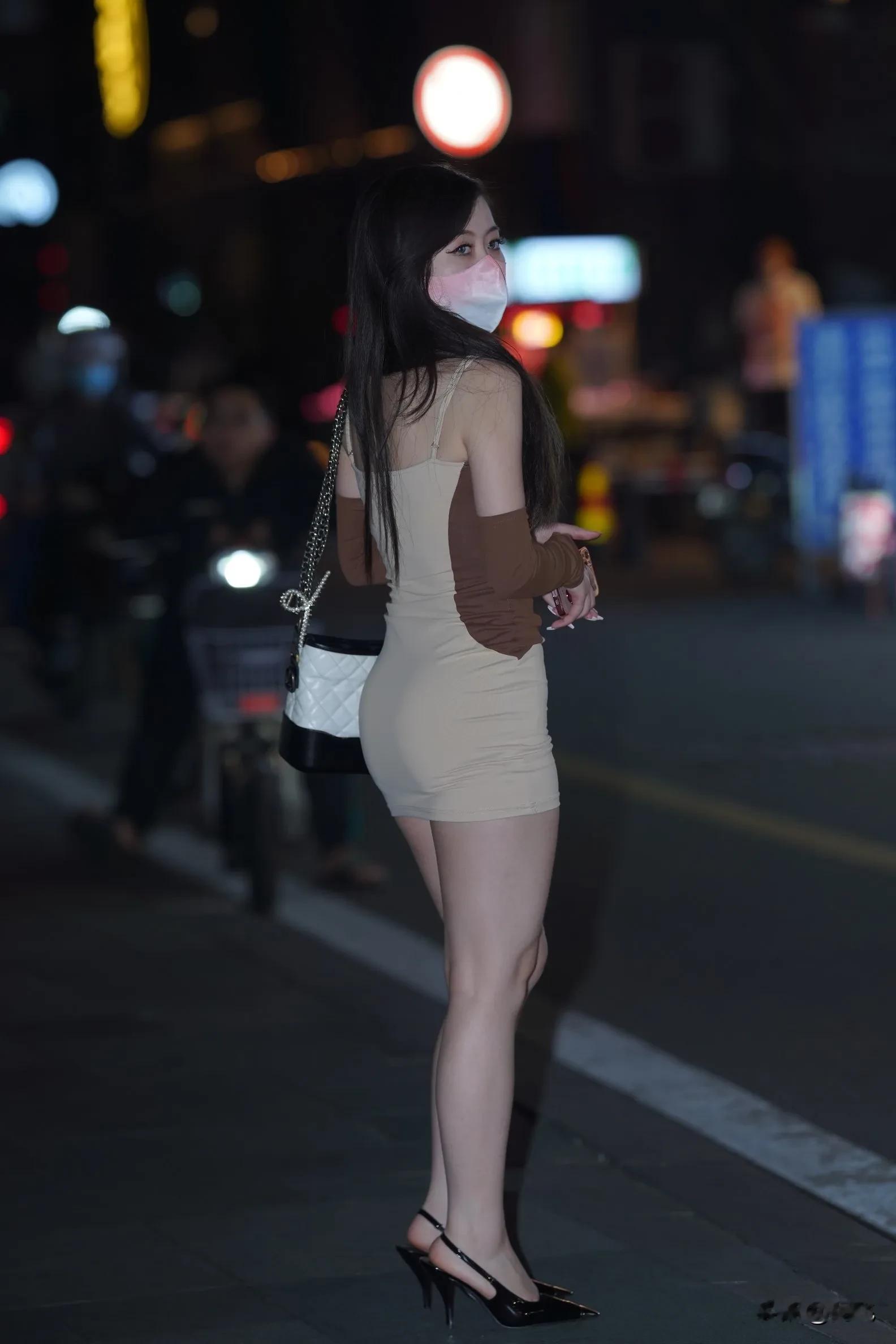 都市夜色中的时尚女郎，高跟鞋与口罩的时尚碰撞。