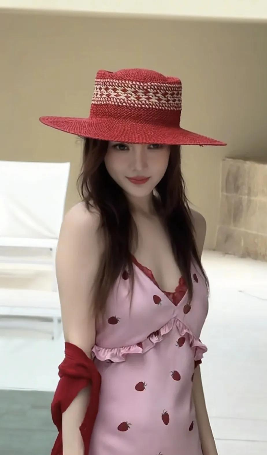 她真的好美！没有一点保养的痕迹，