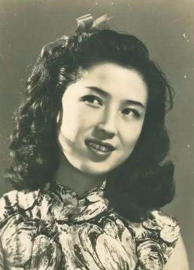 1918年，杜月笙在歌舞厅看中一个15岁的歌女，他上前搂住她的腰，说道:"做我的