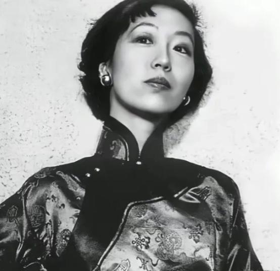 1956年，吃下堕胎药的张爱玲，在床上疼的直打滚。突然，孩子掉下来，她长舒一口气