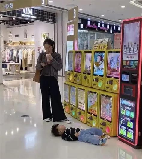 熊孩子和妈妈去外面玩，因为没有满足给他买玩具的心愿。熊孩子在地上撒泼耍赖。妈妈被逼的没有办法了，就在