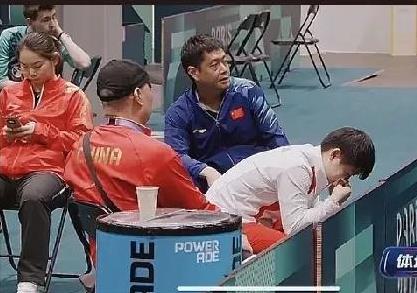 心中只有小白球的莎莎怎么会见到乒乓球就恶心邱指导也一样不能想象那时的师徒俩