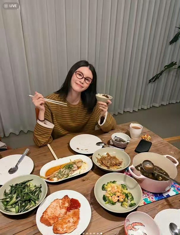 何穗晒出陈伟霆做的五菜一汤，有了老公生活就是幸福啊