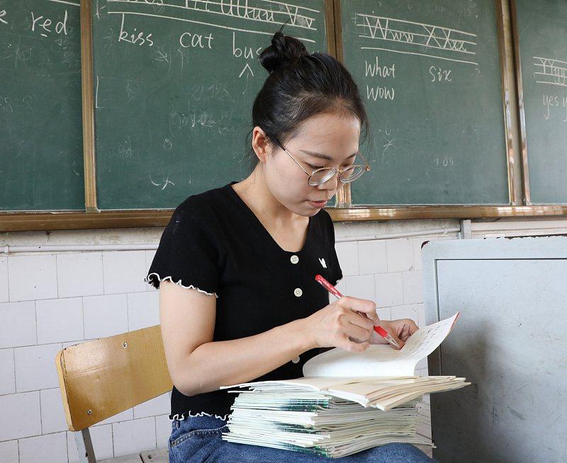 教师高级职称基础工资7000多，初级基础工资才2000多，这样一比，职称低的教师