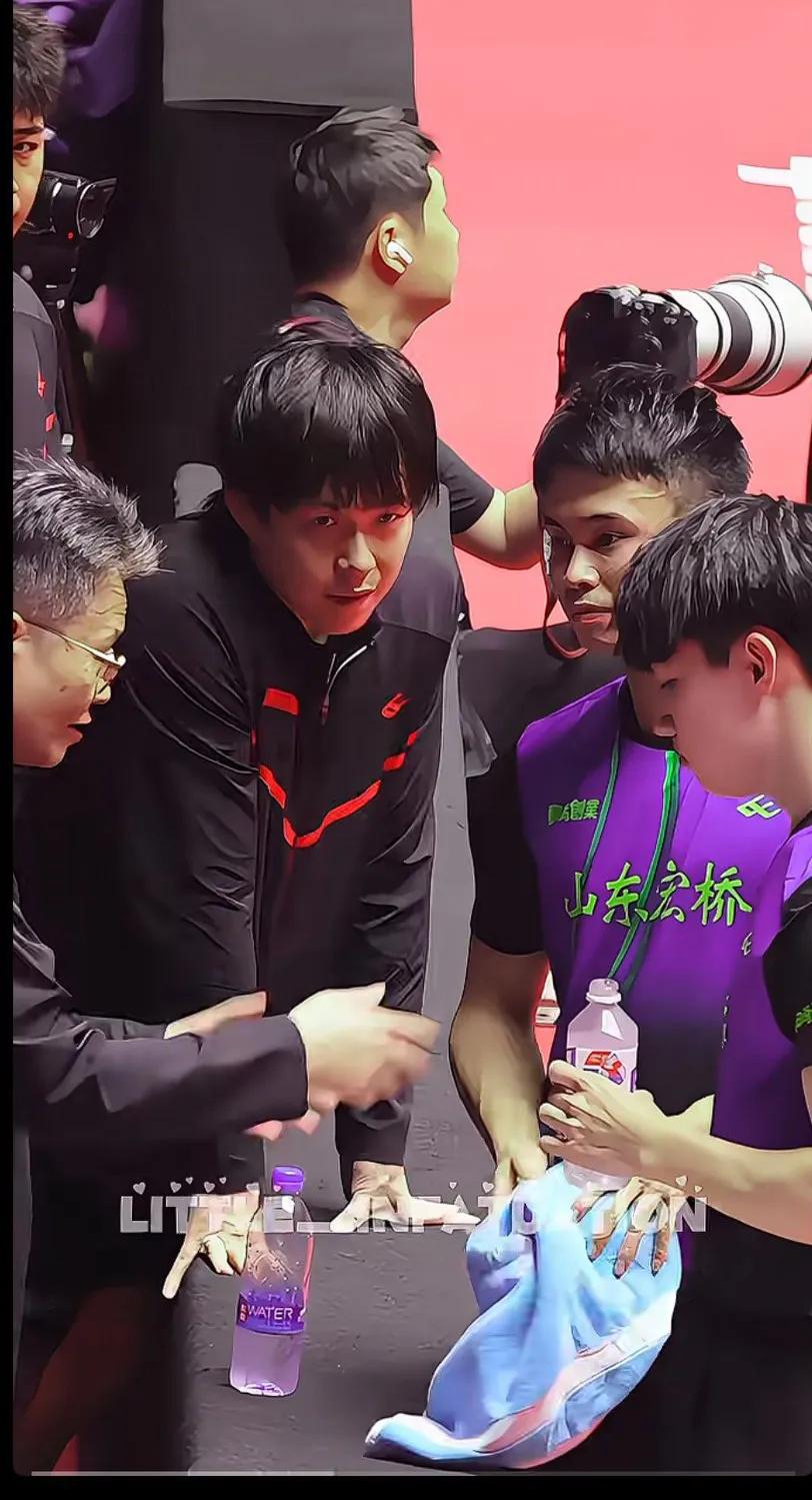 乒乓球赛场上的精彩瞬间，运动员们全力以赴！🏓和莎莎一样一样的抓住机会一