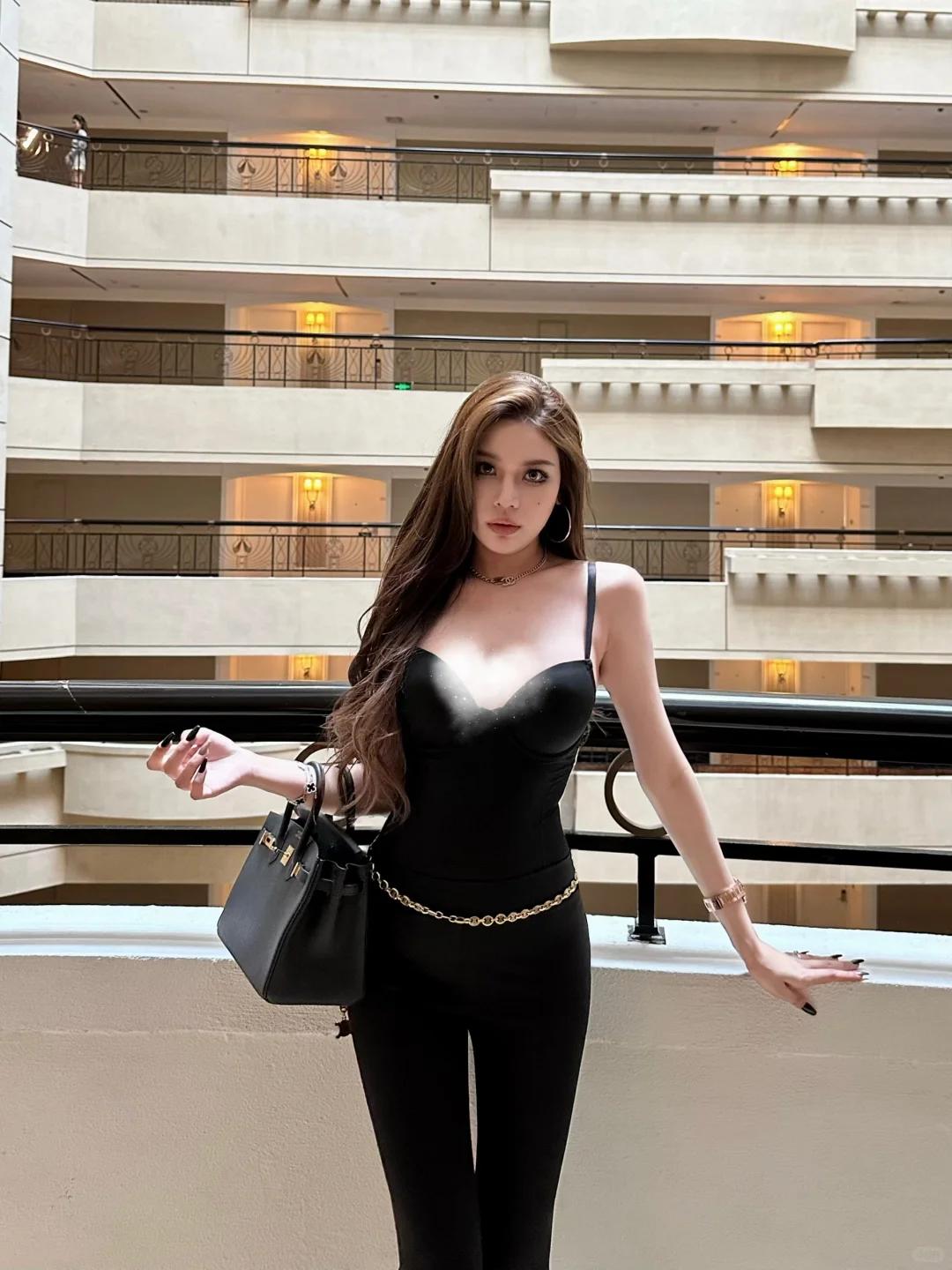 优雅黑裙，时尚街拍，都市魅力