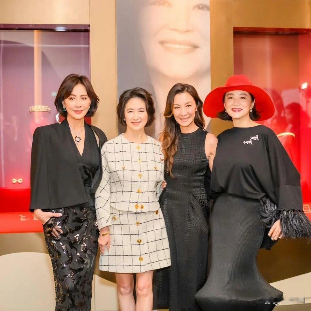 四大富婆的合照，林青霞不愧是绝色美女，即使上了年纪，依然风韵犹存。何超琼气场是真