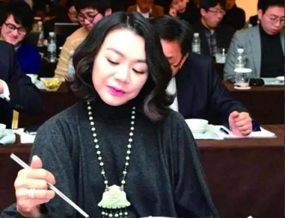 2014年，一架从美国飞往韩国的飞机的头等舱中，一个名叫赵显娥的乘客，向空乘人员