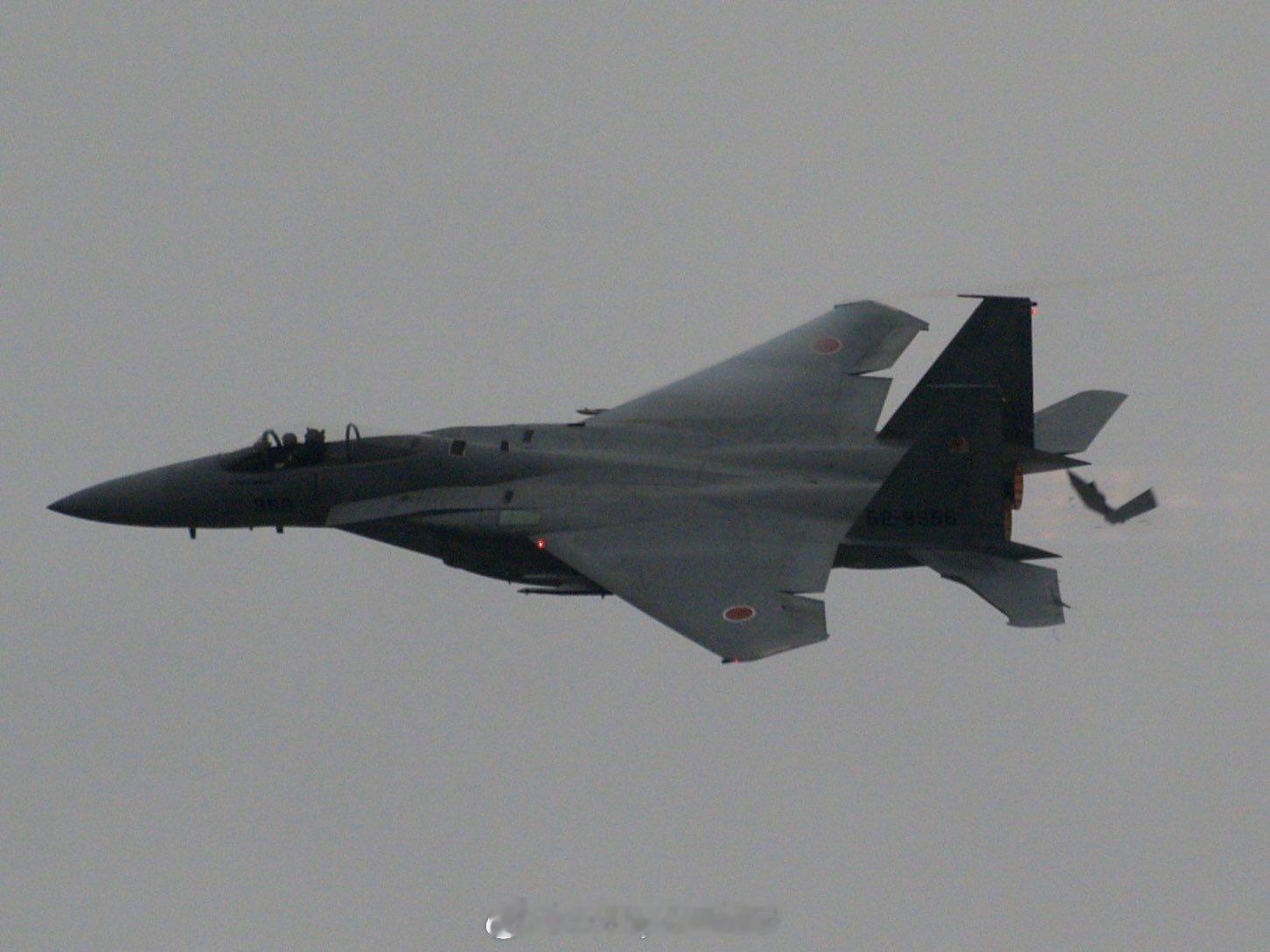 兵器影像日本航空自卫队F-15J战斗机飞行过程中部件脱落，被航空爱好者抓拍到。