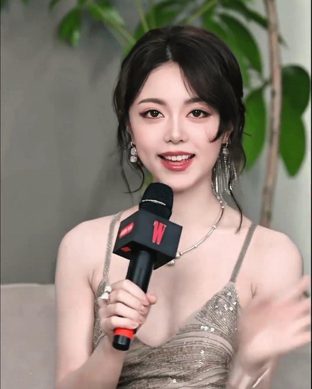 赵今麦眼妆邻家有女初长成！[比心][比心]赵今麦也从清纯学生气逐渐发展为兼具性感与清