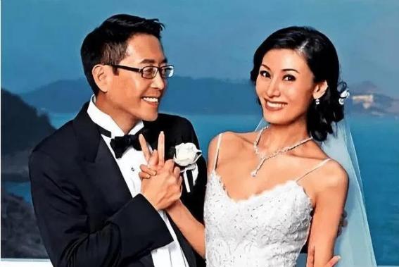 2008年，许晋亨执意娶李嘉欣为妻。这场婚事在当年的香港上流社会掀起了不小的