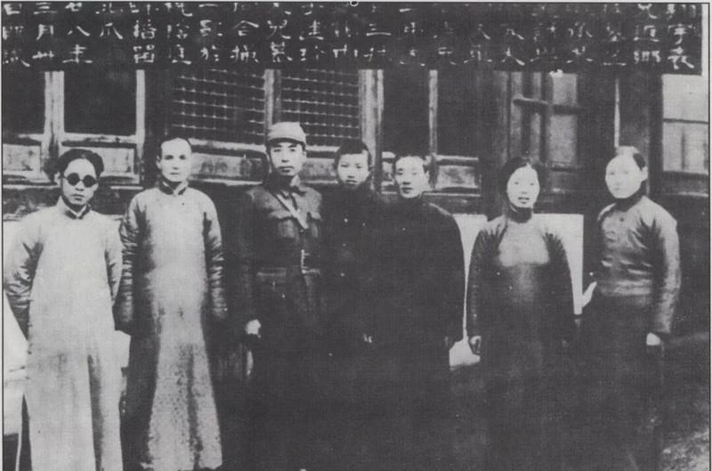 1939年，周恩来以国民政府军委政治部副部长的身份前往东南前线。他先抵达皖南新