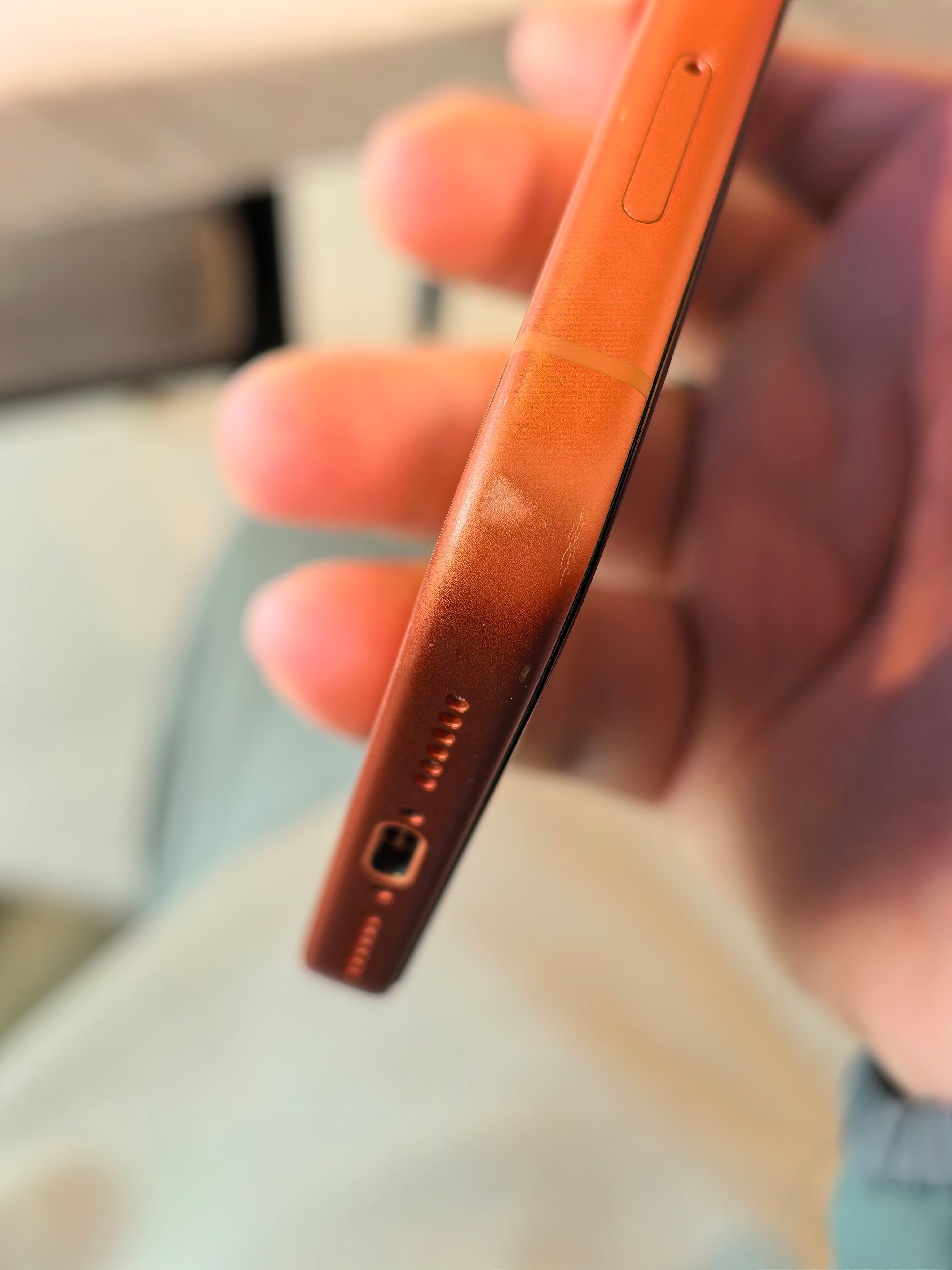 同事把iPhone17ProMax掉地上了，铝合金的边框已经摔成这样了