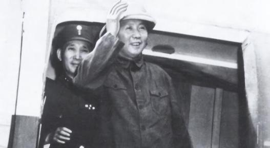 “重庆谈判”时，毛主席不戴帽子，周总理非要让主席戴了戴了一顶灰色的“奇怪”帽子，