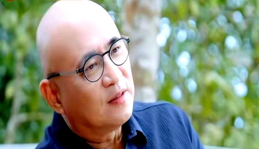 都以为胡静嫁的是豪门，结果她家是管整个马来西亚“排队”的。人家管的，是人生