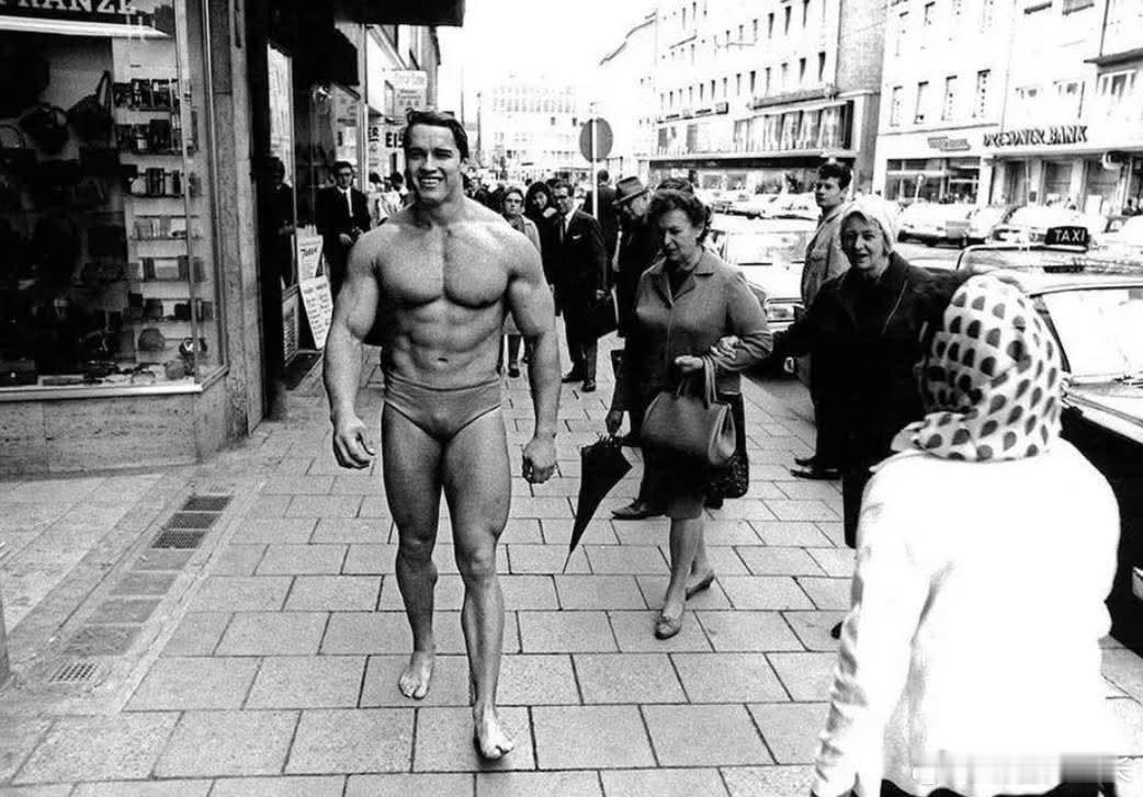 1967年，一个明显寒冷的冬日，20岁的阿诺德·施瓦辛格赤身只穿一条比赛裤，