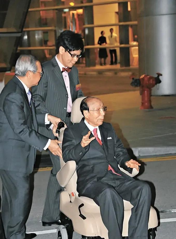 邵逸夫死后留下了238亿港元的遗产，四个子女都表示拒绝继承，在他们眼中父亲是不可